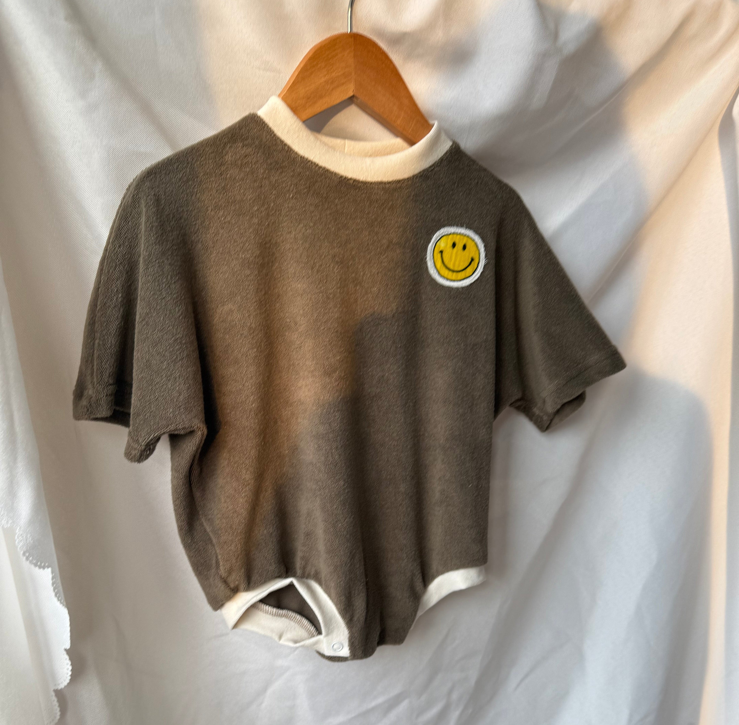 Romper smiley spons - bruin