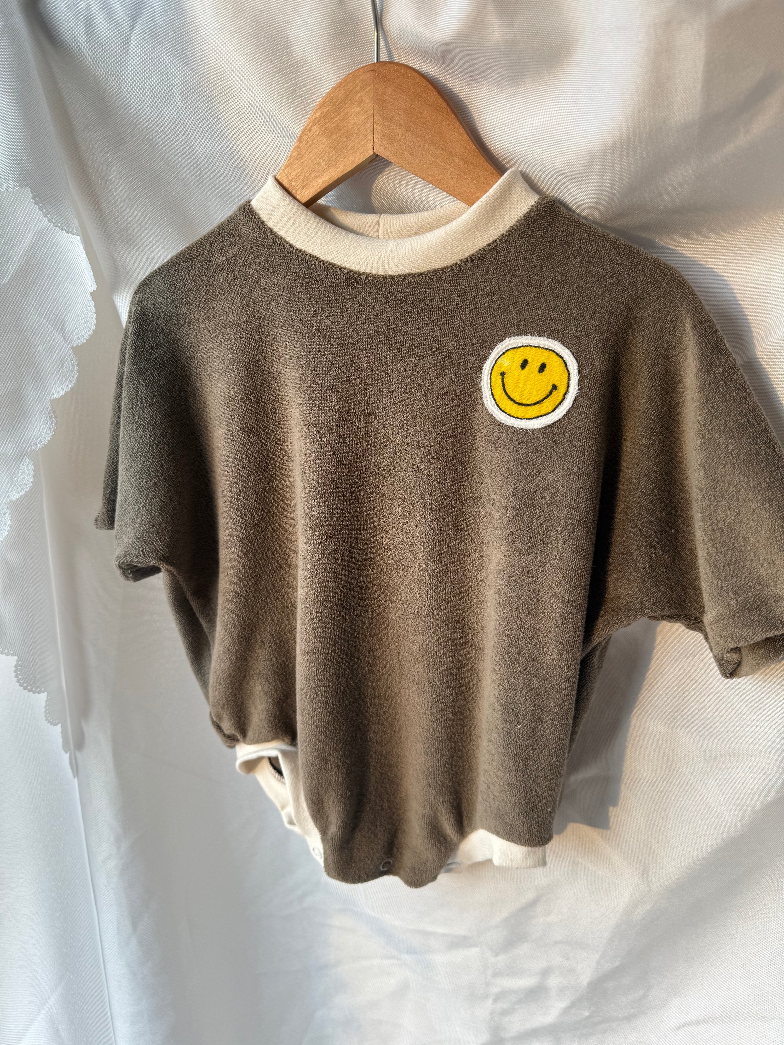 Romper smiley spons - bruin