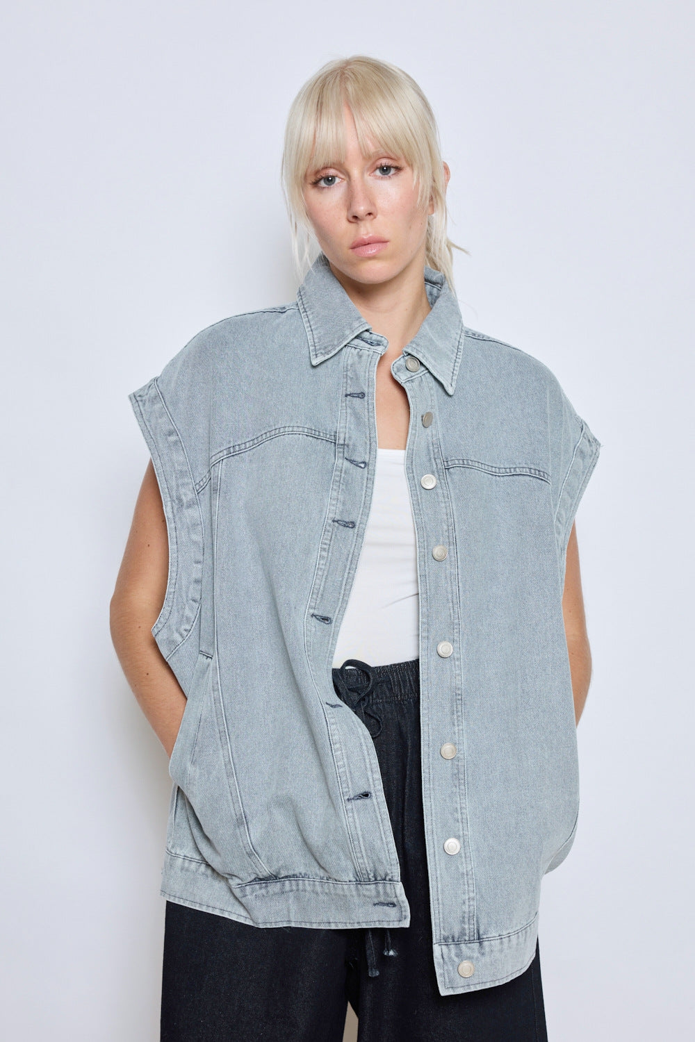 veste-sans-manches-en-denim_bleu-clair_68d269e8b21bc.jpg